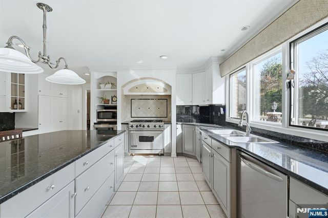 425 Saddle Back Trail, Franklin Lakes, NJ 07417