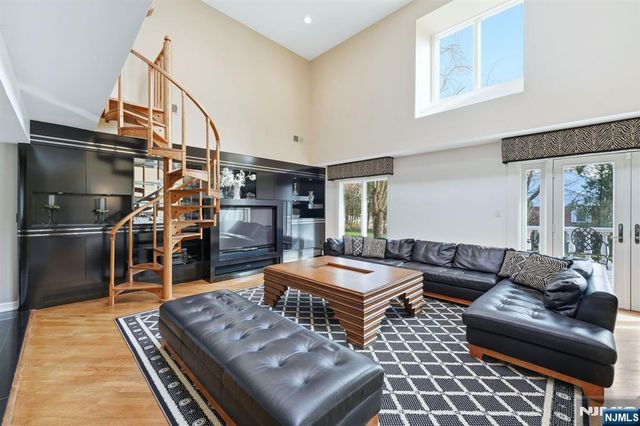 425 Saddle Back Trail, Franklin Lakes, NJ 07417