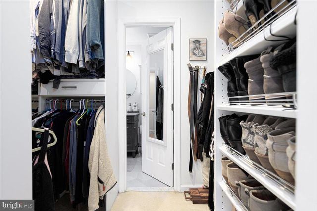 2049 S GLEBE RD, Arlington, VA 22204