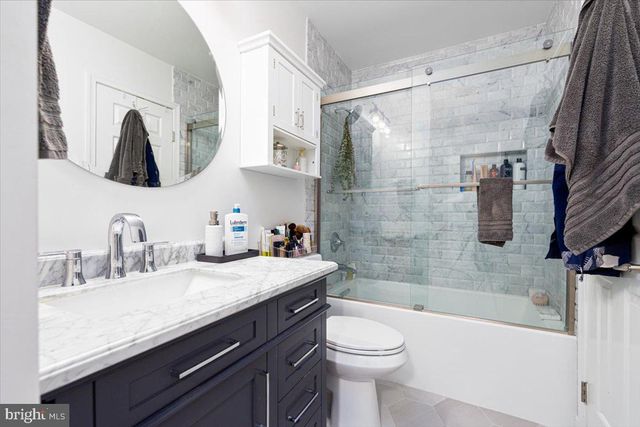 2049 S GLEBE RD, Arlington, VA 22204