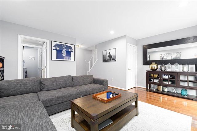 2049 S GLEBE RD, Arlington, VA 22204