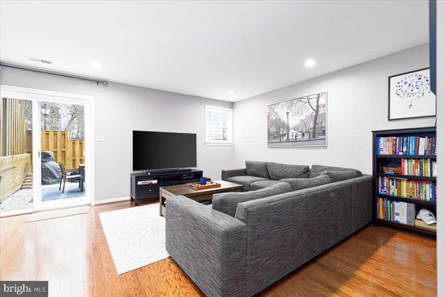 2049 S GLEBE RD, Arlington, VA 22204