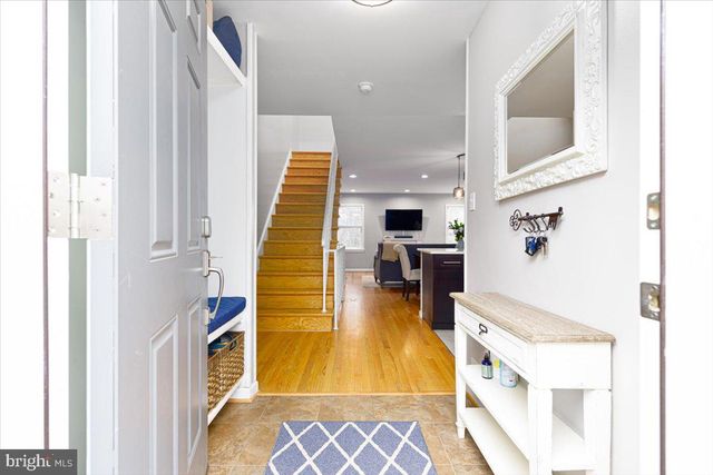 2049 S GLEBE RD, Arlington, VA 22204