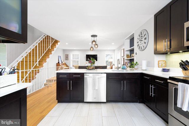 2049 S GLEBE RD, Arlington, VA 22204