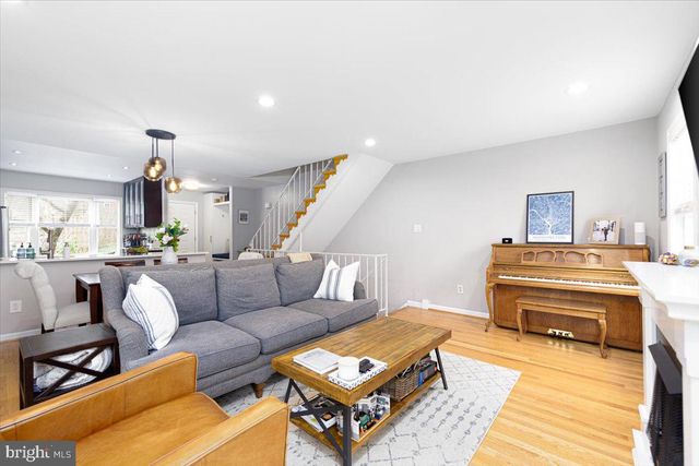 2049 S GLEBE RD, Arlington, VA 22204