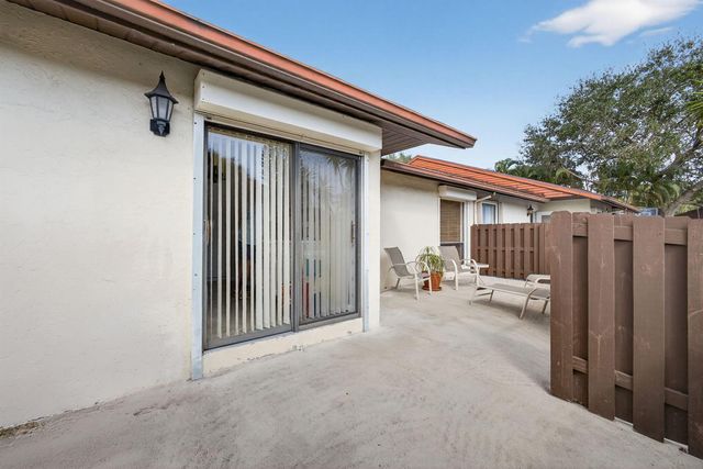 4934 SABLE PINE Circle B, West Palm Beach, FL 33417