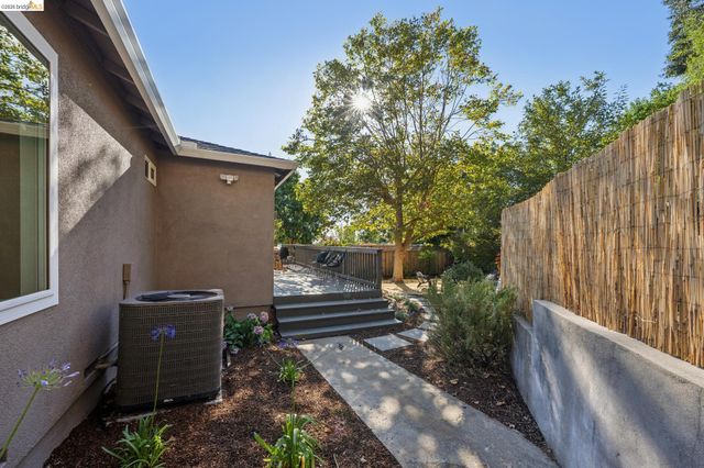 1036 Spring Ct, Hayward, CA 94542
