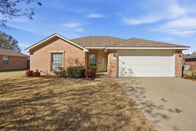 212 Preston Drive, Cleburne, TX 76033