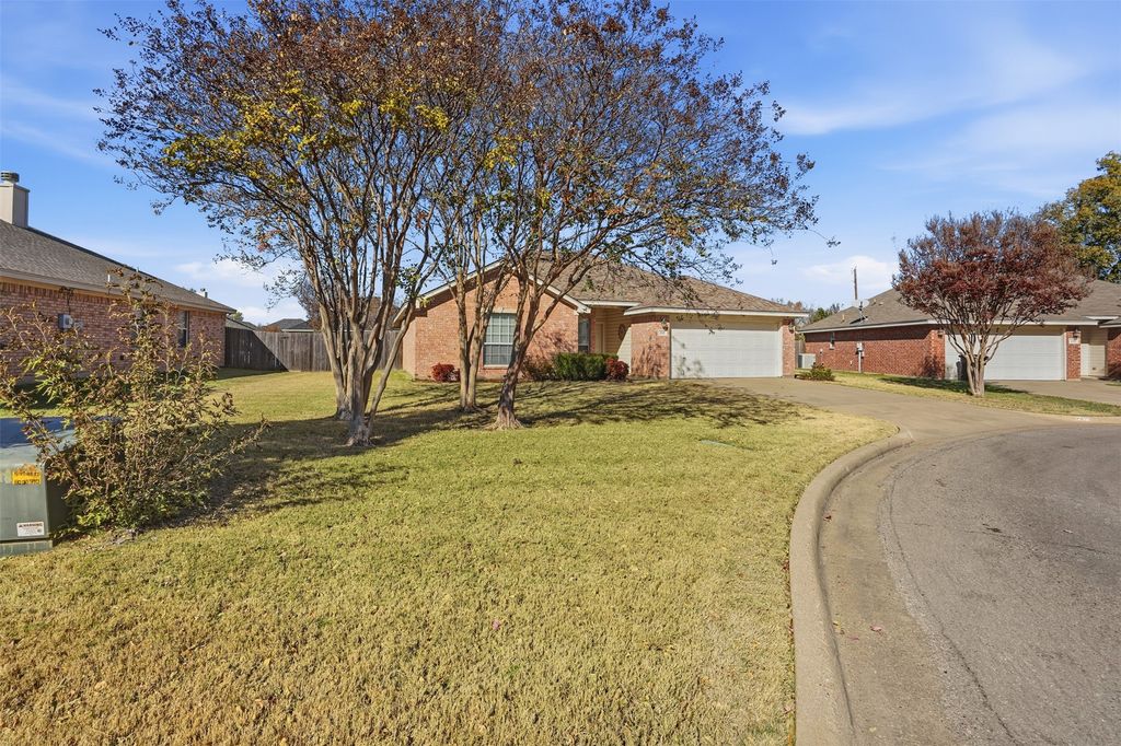212 Preston Drive, Cleburne, TX 76033