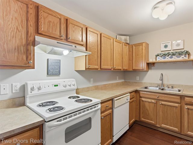 148 Saber Way, Lake Orion Village, MI 48362