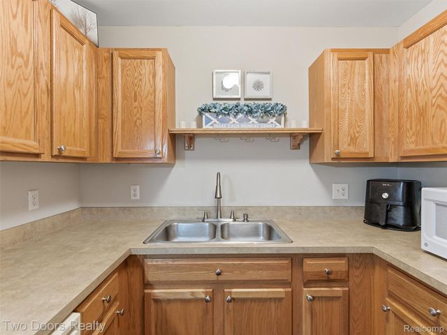 148 Saber Way, Lake Orion Village, MI 48362