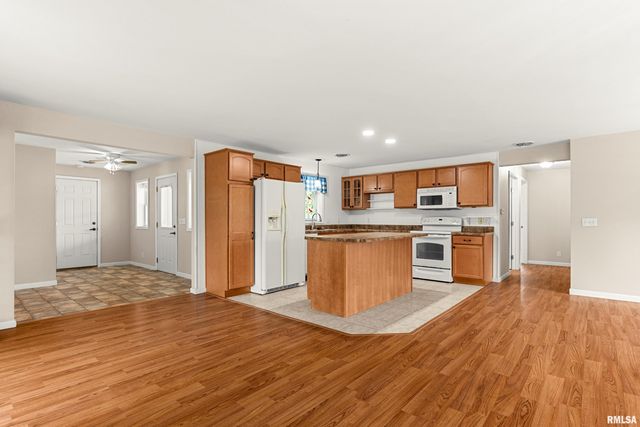 221 S CUMMINGS Lane, Washington, IL 61571