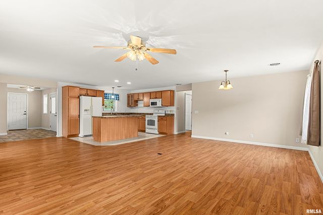 221 S CUMMINGS Lane, Washington, IL 61571