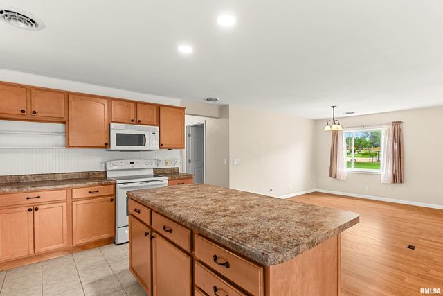 221 S CUMMINGS Lane, Washington, IL 61571