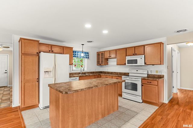 221 S CUMMINGS Lane, Washington, IL 61571