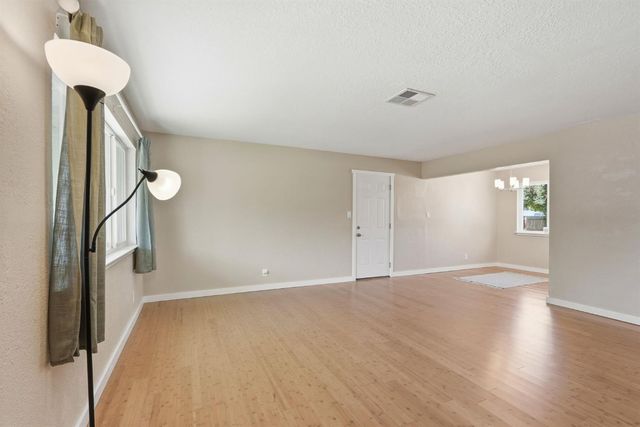 6907 7th Ave, Rio Linda, CA 95673
