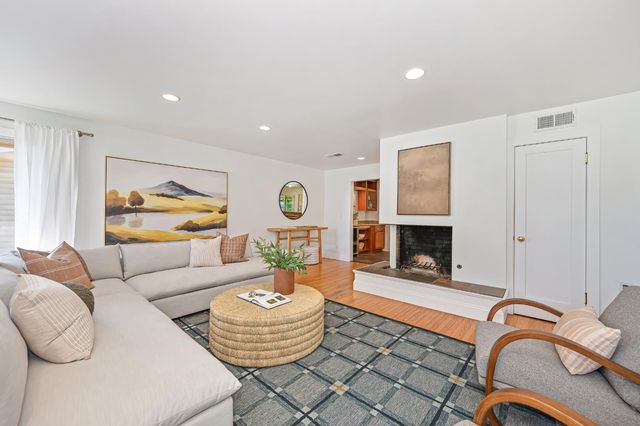 4045 Esperanza Dr, Sacramento, CA 95864