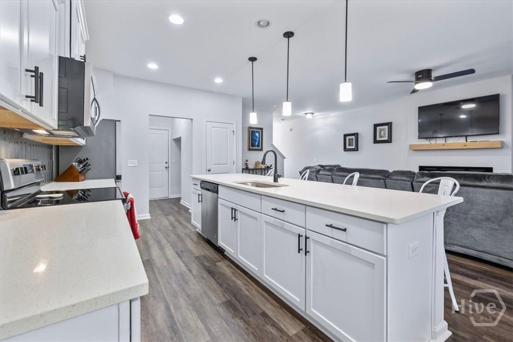Image 13 of property listing at 147 Bellasera Way, Richmond Hill, GA 31324