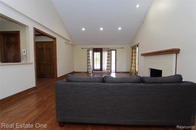 360 Wilshire Drive, Bloomfield Hills, MI 48302