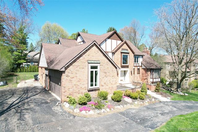 360 Wilshire Drive, Bloomfield Hills, MI 48302