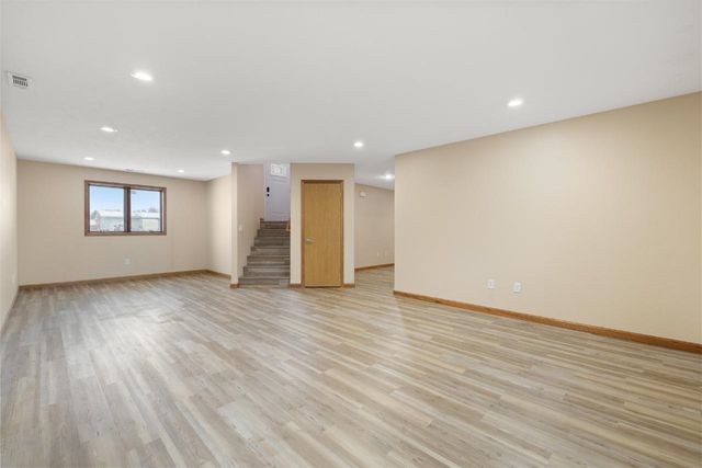 514 16th St SW, Minot, ND 58701