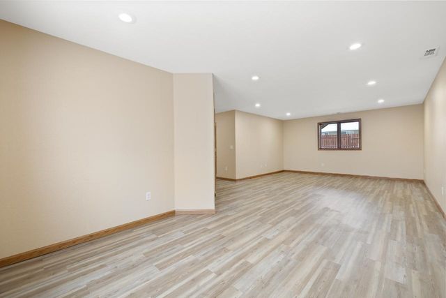 514 16th St SW, Minot, ND 58701