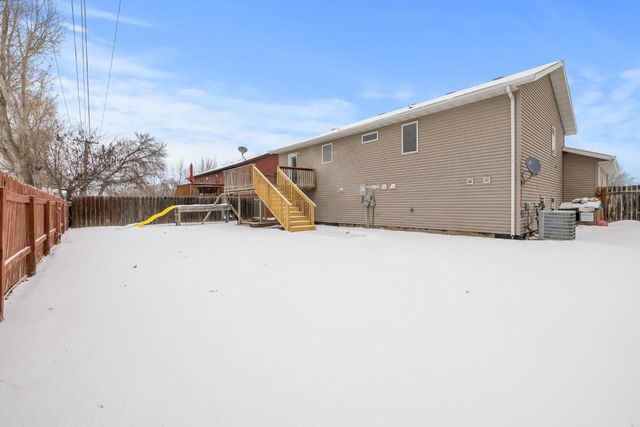 514 16th St SW, Minot, ND 58701