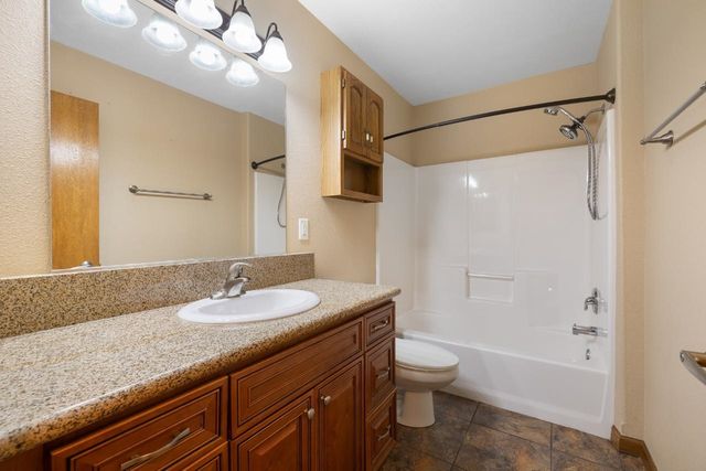 514 16th St SW, Minot, ND 58701