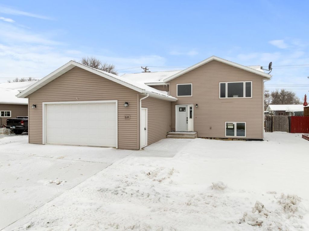 514 16th St SW, Minot, ND 58701