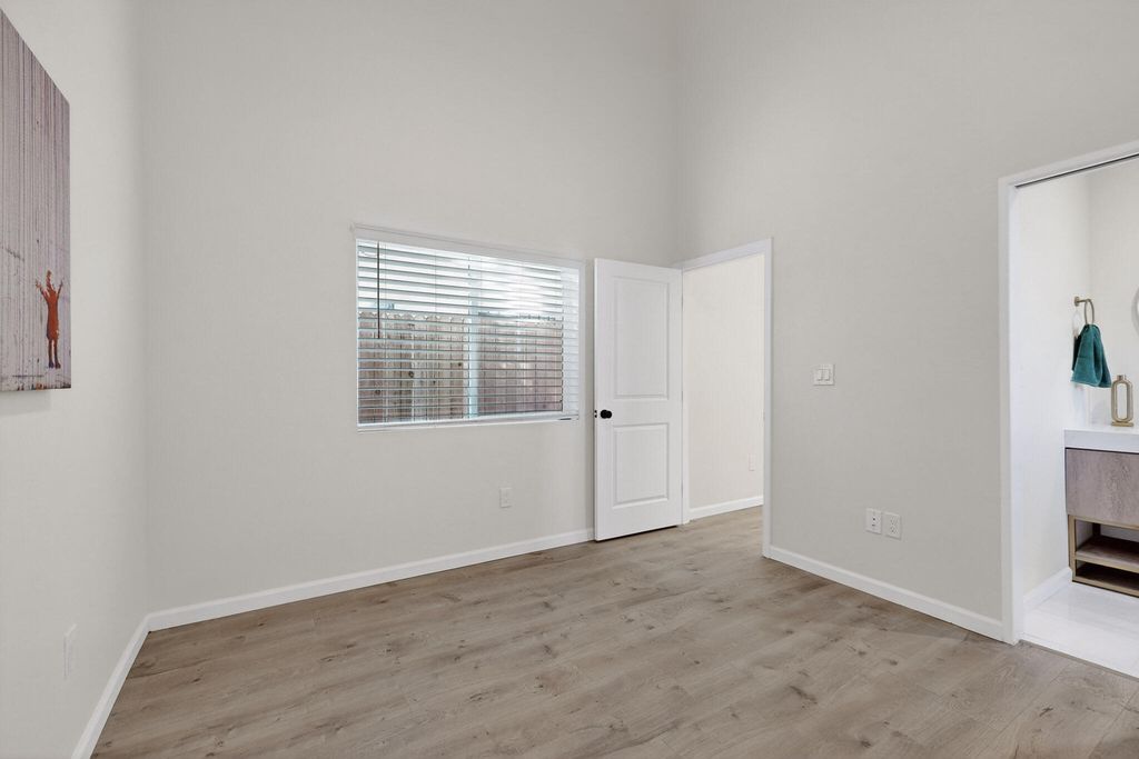 Image 10 of property listing at 1100a 10th Street SW, Albuquerque, NM 87102