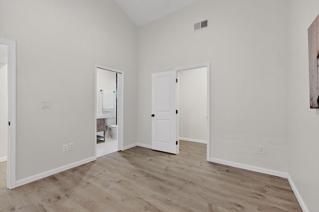 Image 11 of property listing at 1100a 10th Street SW, Albuquerque, NM 87102