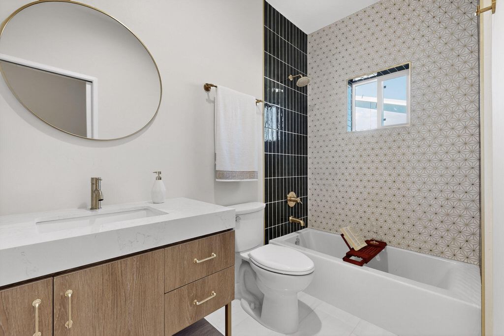 Image 12 of property listing at 1100a 10th Street SW, Albuquerque, NM 87102