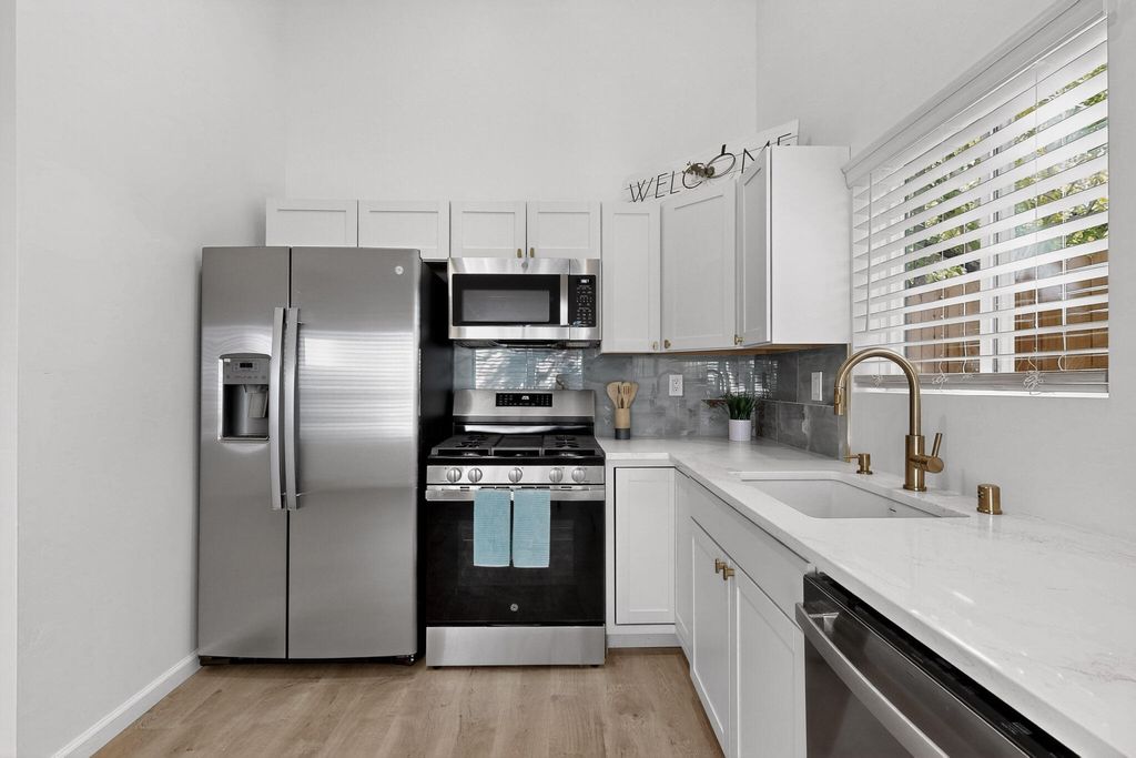 Image 18 of property listing at 1100a 10th Street SW, Albuquerque, NM 87102