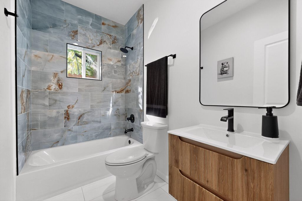 Image 22 of property listing at 1100a 10th Street SW, Albuquerque, NM 87102