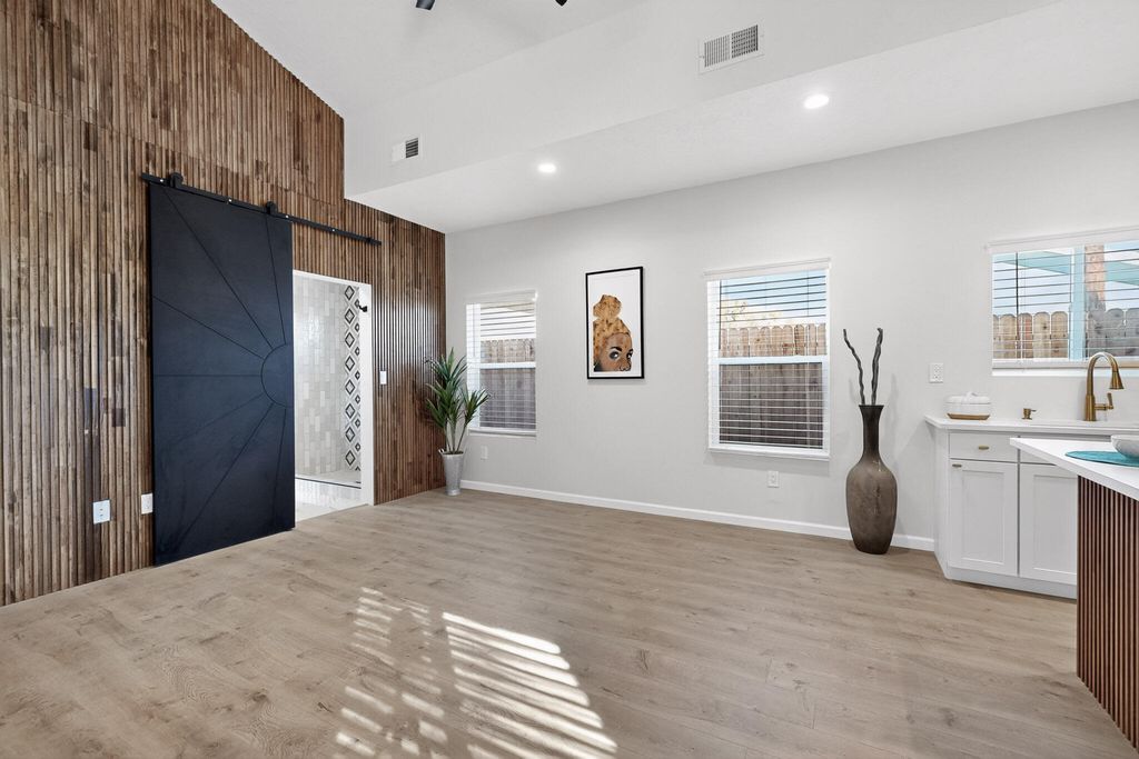 Image 3 of property listing at 1100a 10th Street SW, Albuquerque, NM 87102