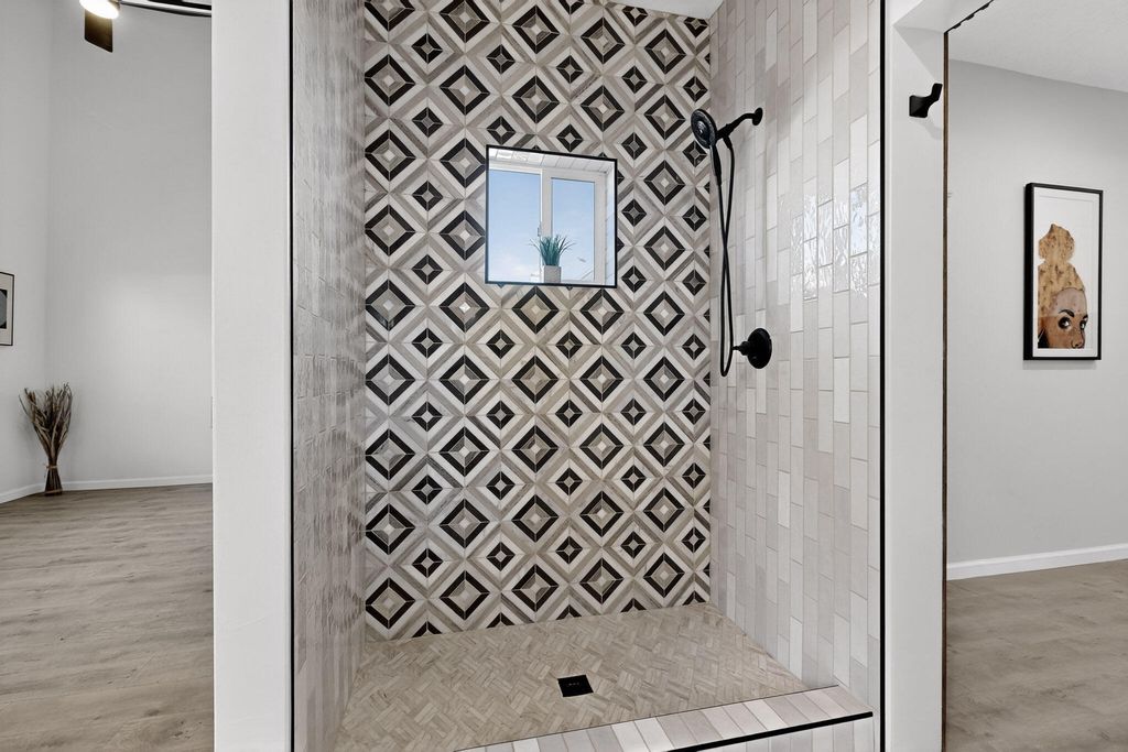 Image 4 of property listing at 1100a 10th Street SW, Albuquerque, NM 87102