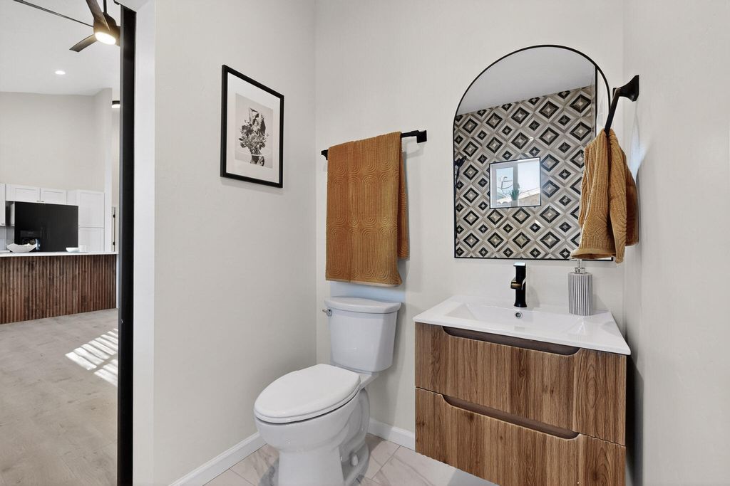 Image 5 of property listing at 1100a 10th Street SW, Albuquerque, NM 87102