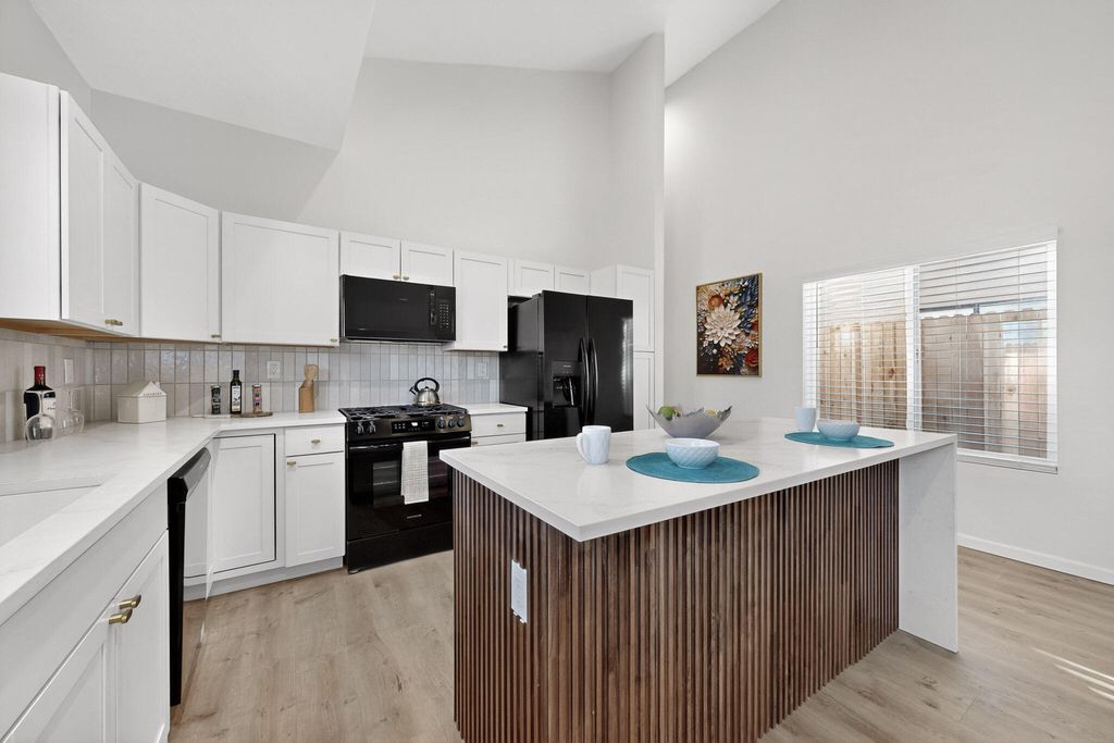 Image 6 of property listing at 1100a 10th Street SW, Albuquerque, NM 87102