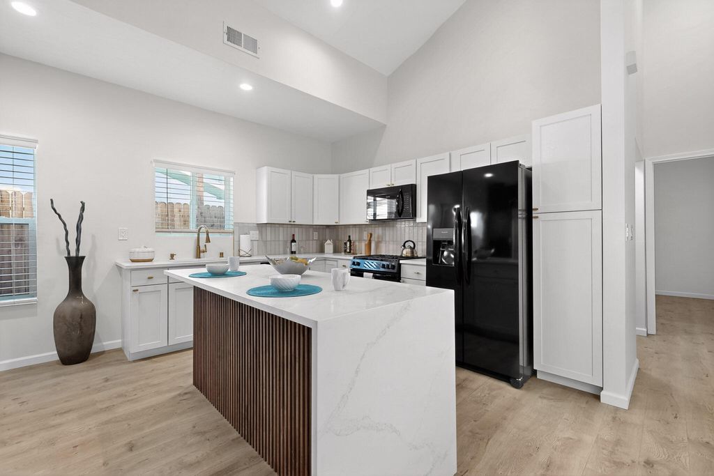 Image 7 of property listing at 1100a 10th Street SW, Albuquerque, NM 87102