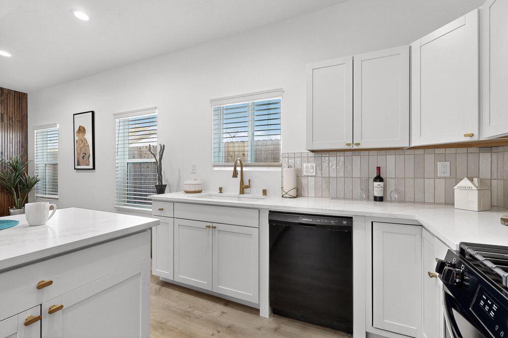 Image 9 of property listing at 1100a 10th Street SW, Albuquerque, NM 87102