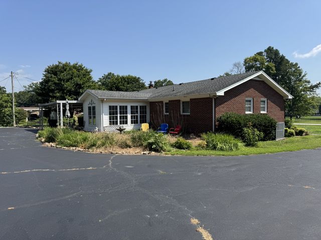 1403 Flippin Dr, Lafayette, TN 37083