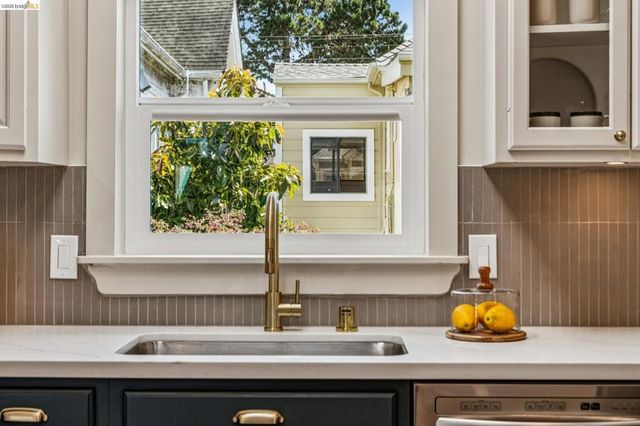 6521 Dover St, Berkeley, CA 94703