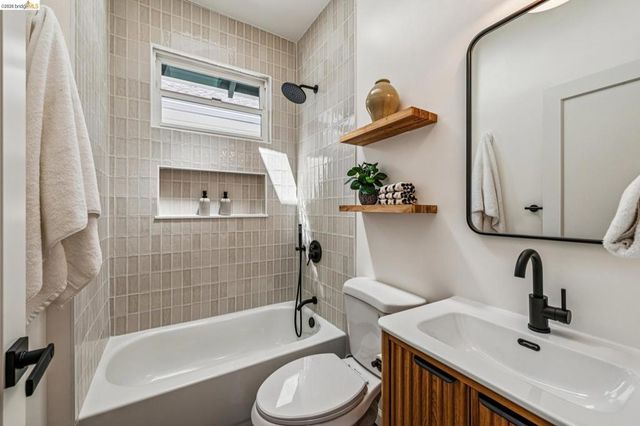 6521 Dover St, Berkeley, CA 94703