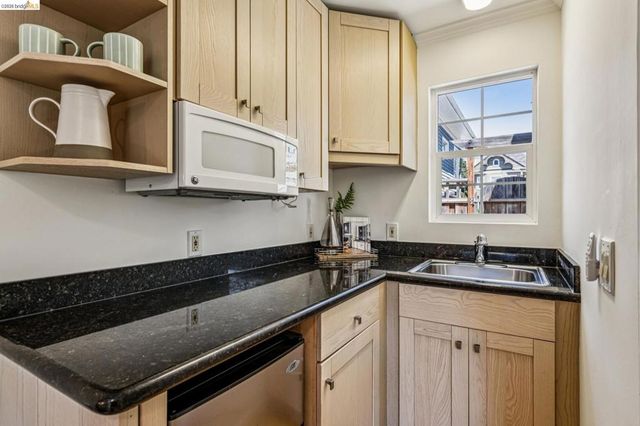 6521 Dover St, Berkeley, CA 94703