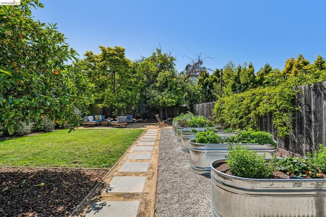 6521 Dover St, Berkeley, CA 94703