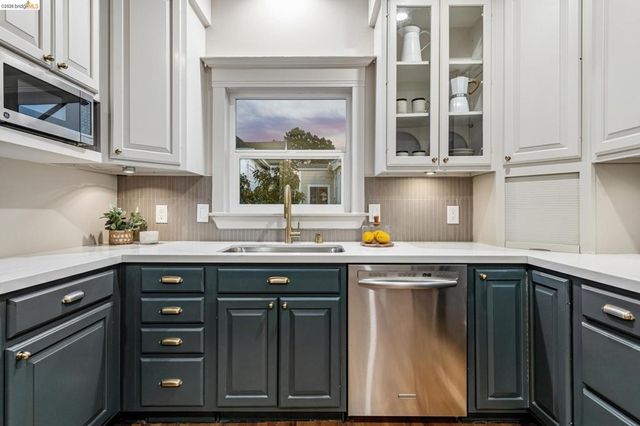 6521 Dover St, Berkeley, CA 94703