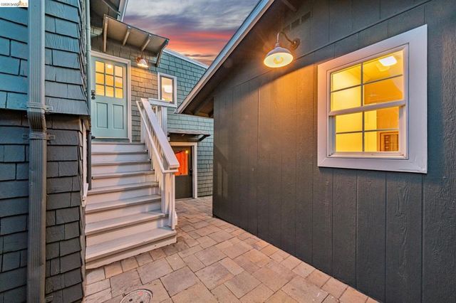 6521 Dover St, Berkeley, CA 94703