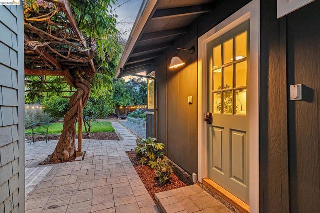 6521 Dover St, Berkeley, CA 94703