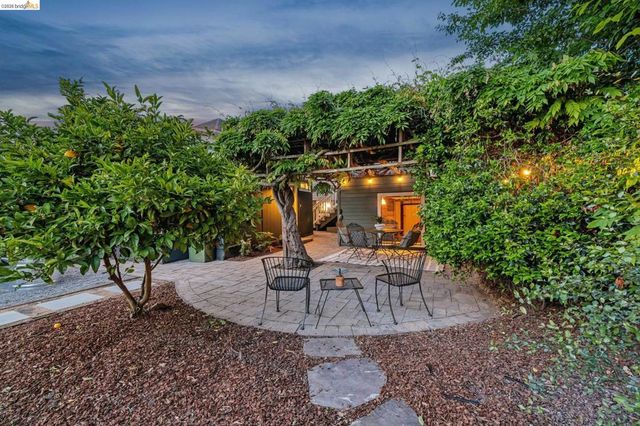 6521 Dover St, Berkeley, CA 94703