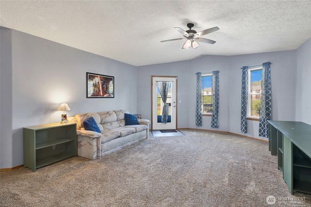 14 Canary Court, Longview, WA 98632